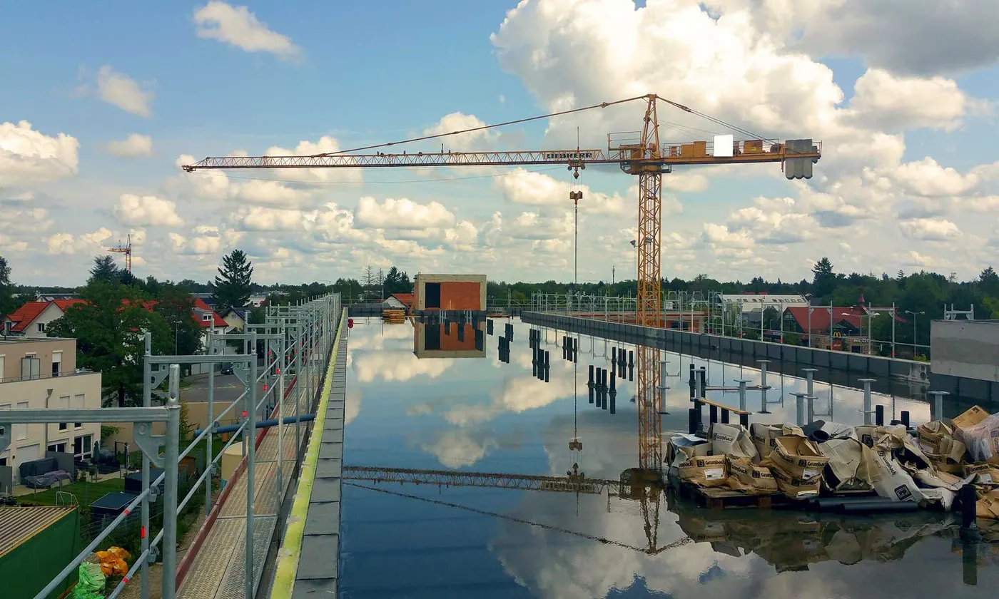 Baustelle mit Kran und Flachdach